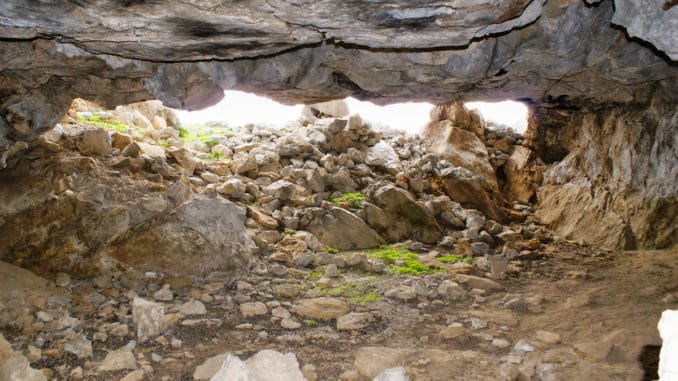 Felshöhlen Aspri Petra